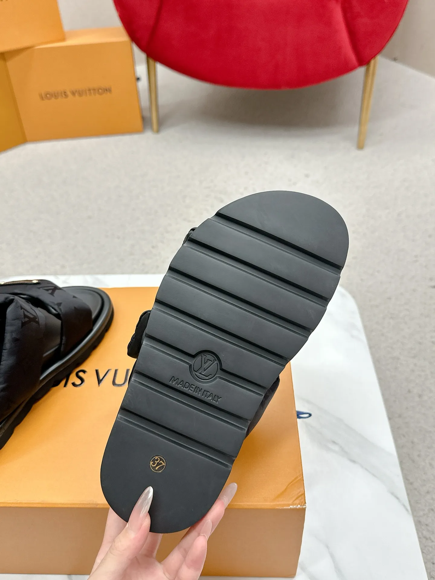 P340 yuan LV Louis Vuitton Full of high-end feel! A popular model among bloggers at home and abroad, it’s retro and fashionable, and looks stunning on your feet! Mainly recommended model on the official website★ ━━━━━ ЅᏇєєt ━━━━━ ▪️Upper: original calfskin ➕5D printing process ▪️Inner: imported mixed sheepskin ▪️Outsole: original molded foam outsole ▪️Size: Female 35-40 Men's 39-44 (women's 41 men's 45)